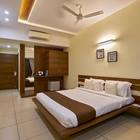 Hotel 3 Leaves Kolhapur Ngoại thất bức ảnh
