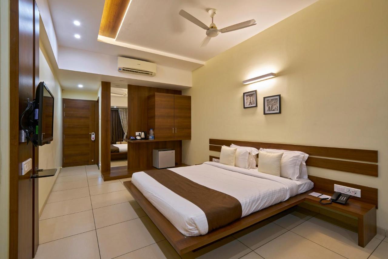 Hotel 3 Leaves Kolhapur Ngoại thất bức ảnh