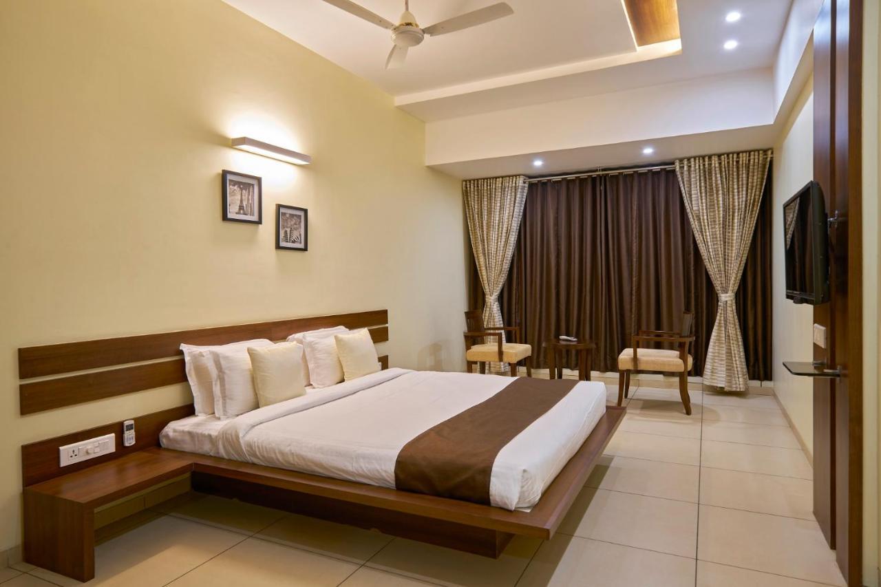 Hotel 3 Leaves Kolhapur Ngoại thất bức ảnh