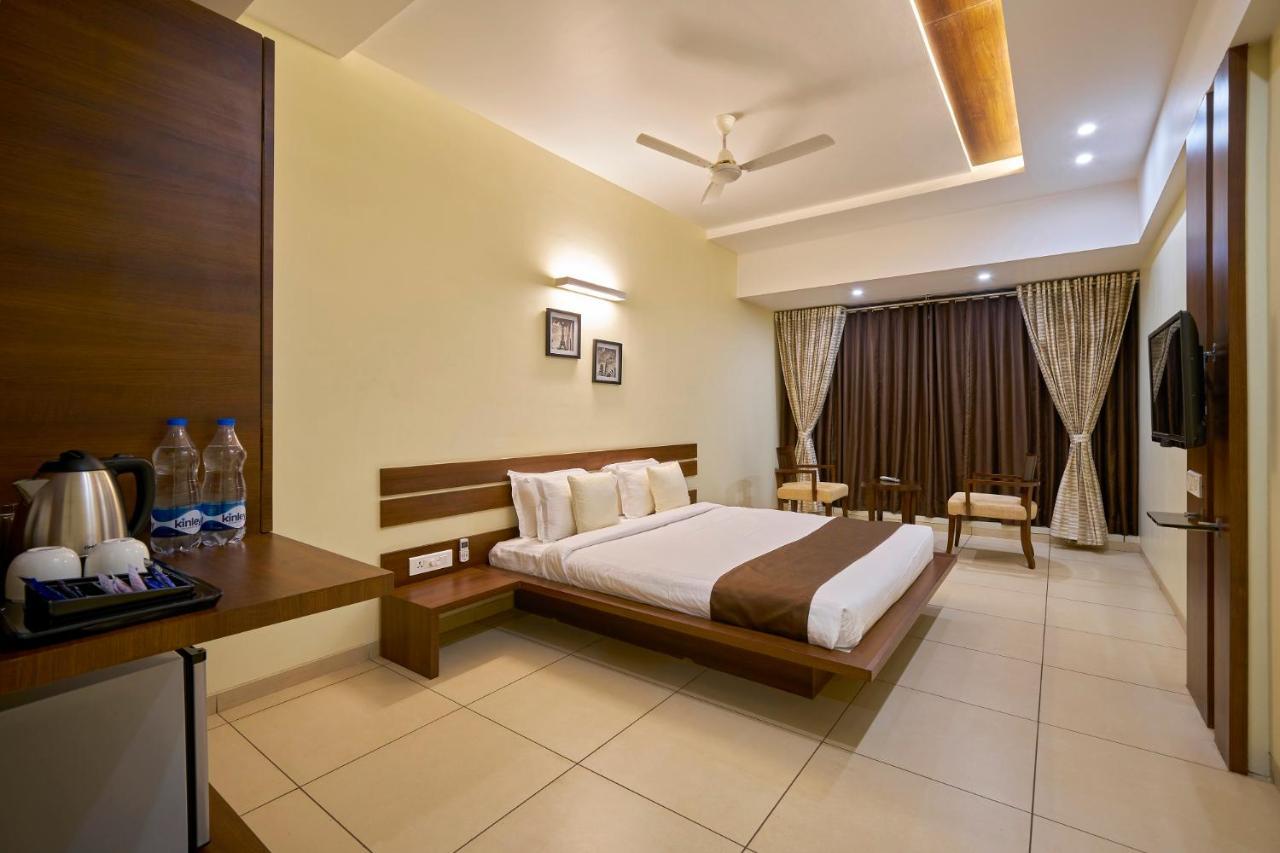 Hotel 3 Leaves Kolhapur Ngoại thất bức ảnh